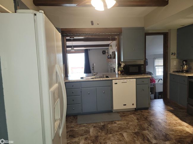 1020 W Broadway St, Home with 3 bedrooms, 2 bathrooms and 2 parking in Eagle Grove IA | Image 4