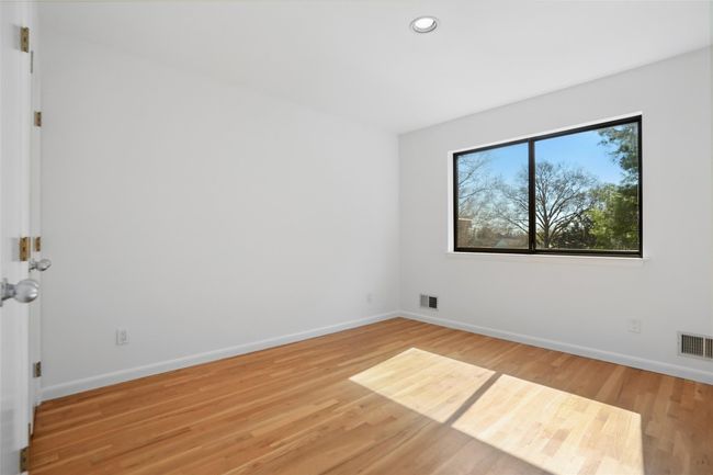 Bedroom with two double closets. | Image 28