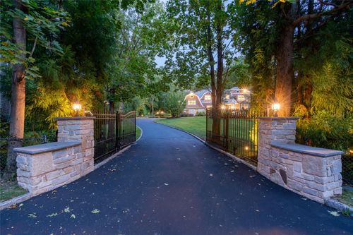 119 Wheatley Rd, Old Westbury, NY, 11568-1210 | Card Image