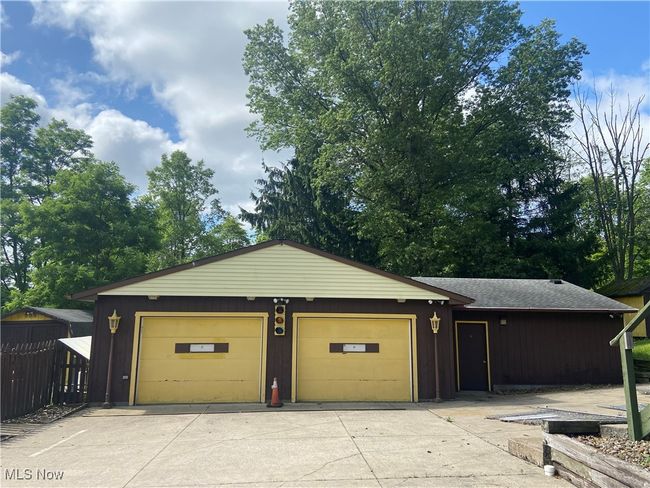 Separate workshop entrance on the right. | Image 19
