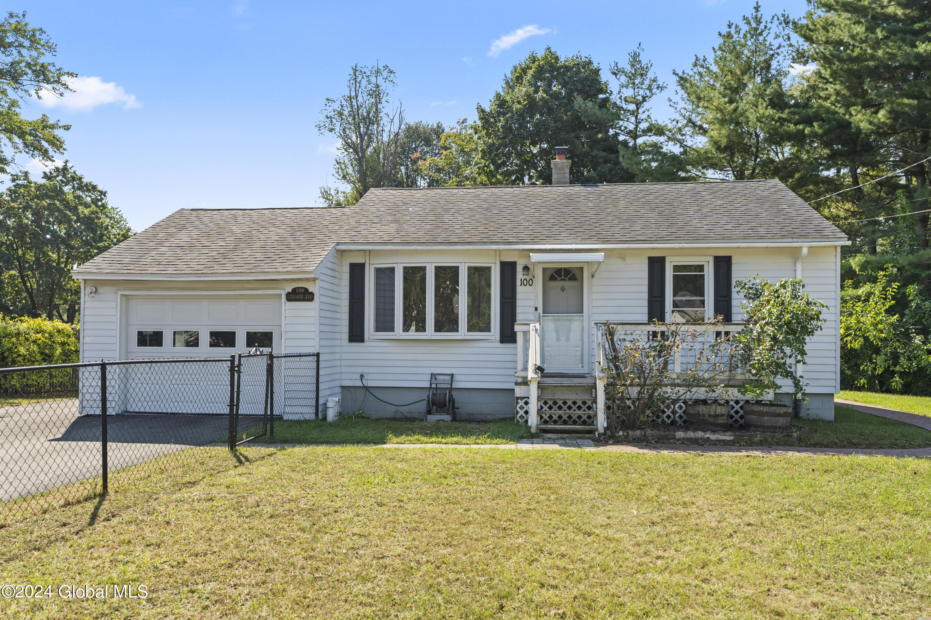 Lincoln Ave, Colonie, NY 12205