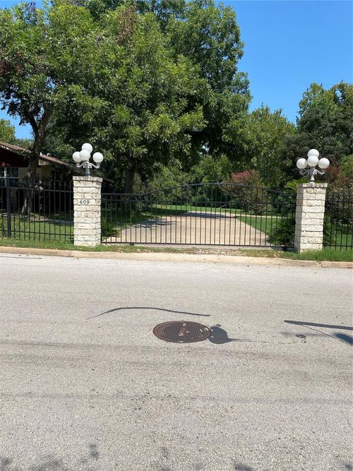 609 Kerr St, Brenham, TX, 77833-4345 | Card Image