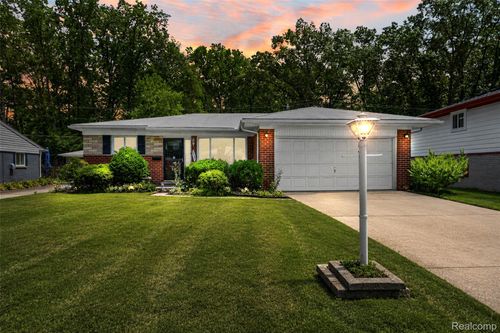26122 Warner Ave, Warren, MI, 48091-3979 | Card Image