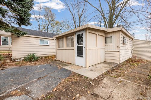 933 Myrtle Ave, Waterford, MI, 48328-3828 | Card Image