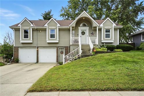 1104 Ne Ridgeview Dr, Lee's Summit, MO, 64086-6701 | Card Image
