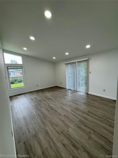 29234 Fairfax St, Southfield, MI, 48076-5820 | Card Image
