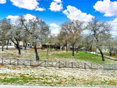 220 Lost Trl, La Vernia, TX, 78121-9500 | Card Image