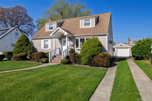 22 Hitchcock Ln, Farmingdale, NY, 11735-6122 | Card Image