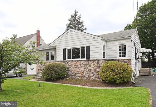 50 Trumbauersville Rd, Quakertown, PA, 18951-2675 | Card Image