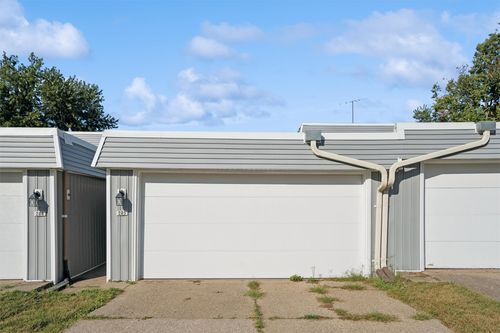 unit-205-6750 School St, Windsor Heights, IA, 50324-1642 | Card Image