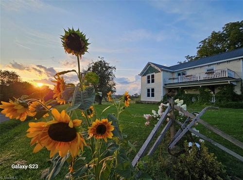 7561 Snake Creek Rd, Hillsville, VA, 24343-5595 | Card Image