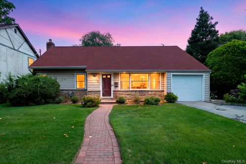 52 Woods Ave, Malverne, NY, 11565-1033 | Card Image
