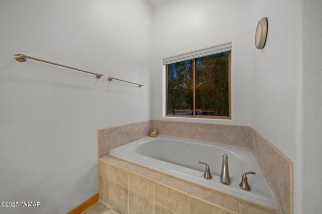 Master Bathroom Tub | Image 23