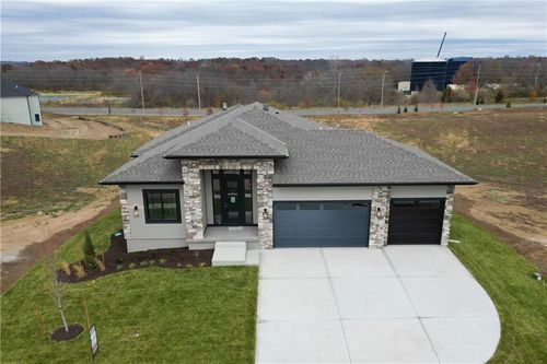 2607 Ne Woodland Oak Dr, Lee's Summit, MO, 64086-7126 | Card Image