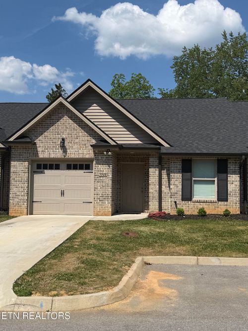 5928 Knox Hill Way, Knoxville, TN, 37912-2106 | Card Image