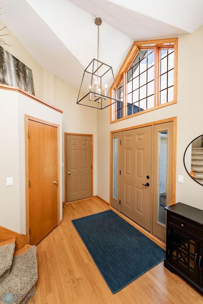 2 Story Entrance & Hardwood Floor! | Image 11