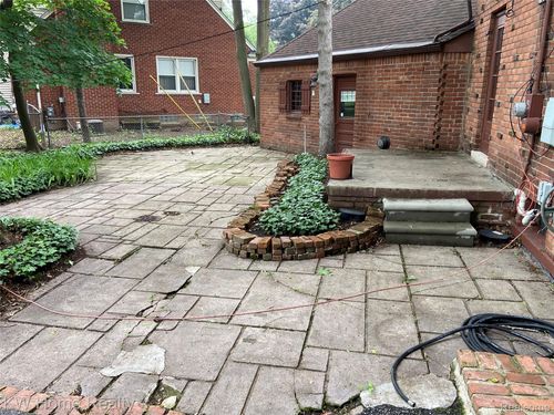 27943 Sunset Blvd W, Lathrup Village, MI, 48076-2649 | Card Image