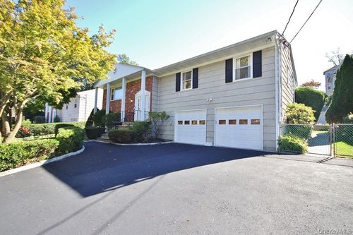 570 Manville Rd, Pleasantville, NY, 10570-2831 | Card Image