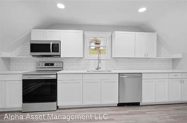 B - 6630 Library Road, Condo with 2 bedrooms, 1 bathrooms and 1 parking in South Park PA | Image 7