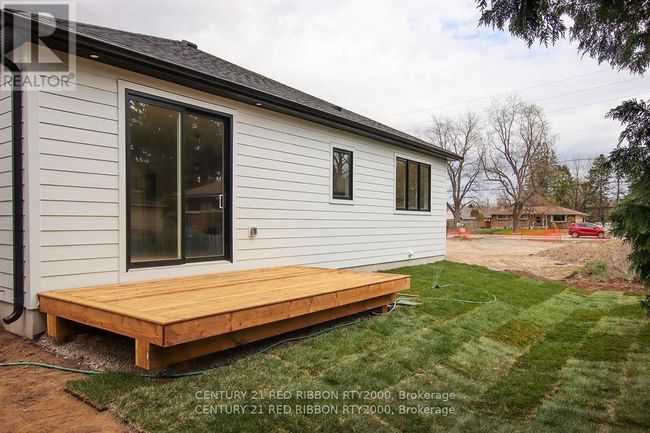 6 - 430 Head St N, House other with 2 bedrooms, 2 bathrooms and 4 parking in Strathroy ON | Image 4