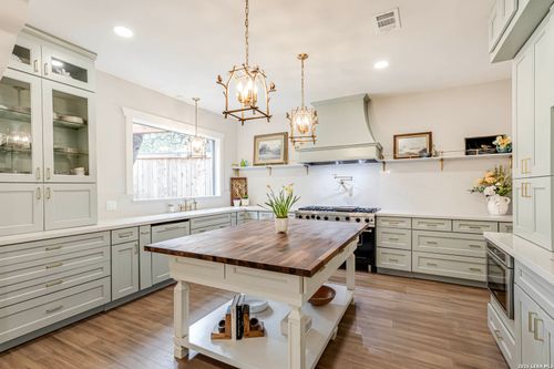 e-7110 Poniente Ln, San Antonio, TX, 78209-3323 | Card Image