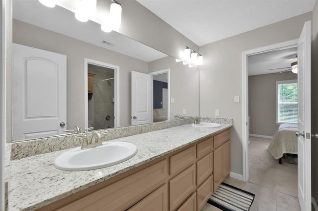 Jack & Jill bathroom ajoining bedroom 2 & 3. | Image 27