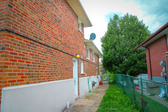 7 Futura Dr, House attached with 6 bedrooms, 2 bathrooms and 4 parking in North York ON | Image 5