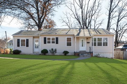 842 Maple Ave, WAYNESBORO, VA, 22980-4906 | Card Image