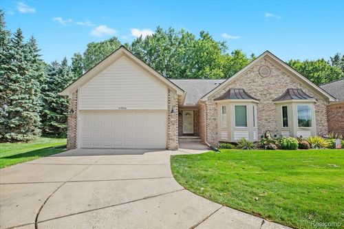 45964 Woodview Dr, Shelby Twp, MI, 48315-6062 | Card Image
