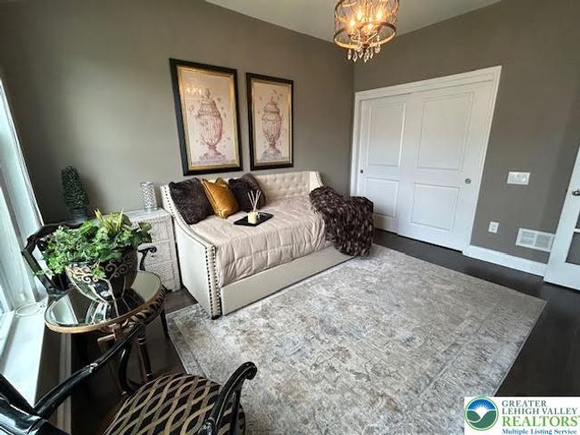 BR 2 at front of home | Image 17
