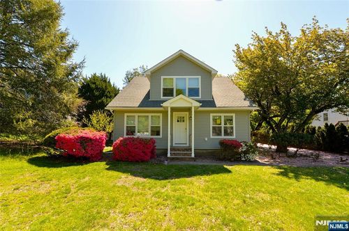 385 Goffle Road, Ridgewood, NJ, 07450 | Card Image