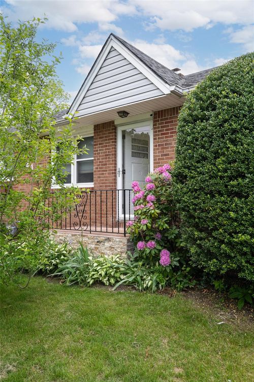 41 Livingston Ave, Babylon, NY, 11702-2107 | Card Image