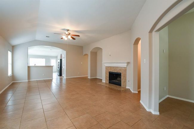 1907 Meadow Edge Ln, House other with 3 bedrooms, 2 bathrooms and 2 parking in Spring TX | Image 4