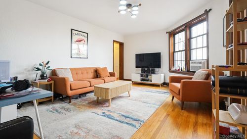 5d-100 Parkway Rd, Bronxville, NY, 10708-3637 | Card Image