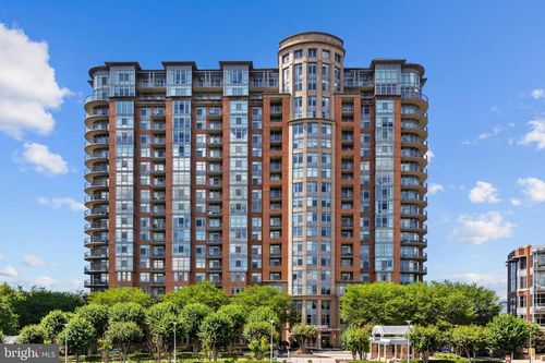 apt-618-8220 Crestwood Heights Dr, MCLEAN, VA, 22102-3130 | Card Image