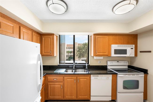 APT-304 - 3442 Ne Causeway Blvd, Condo with 2 bedrooms, 2 bathrooms and null parking in Jensen Beach FL | Image 7
