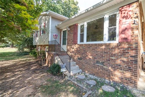 813 Robinhood Rd, Reidsville, NC, 27320-6923 | Card Image