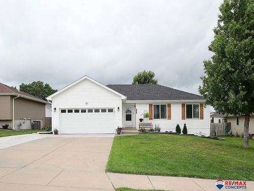 725 Sunflower Dr, Hickman, NE, 68372-9812 | Card Image