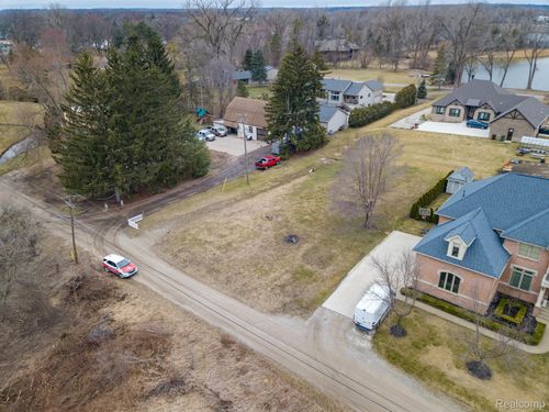 3733 Christie Ln, Shelby Twp, MI, 48317-4018 | Card Image