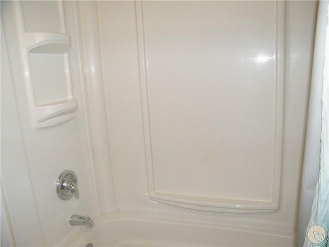 Upstairs Tub/shower | Image 12