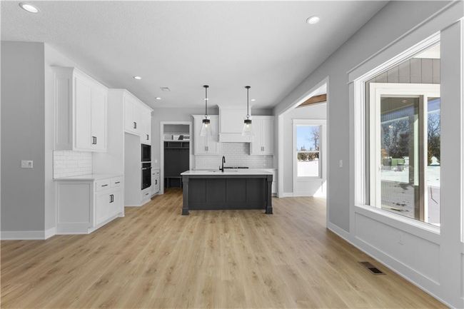 Photo is from a similar model. | Image 4
