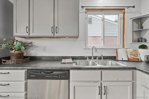 834 Forest St, Westland, MI, 48186-9208 | Card Image