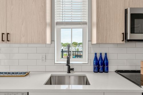 apt-207-10 Somerset Ave, Winthrop, MA, 02152-2997 | Card Image