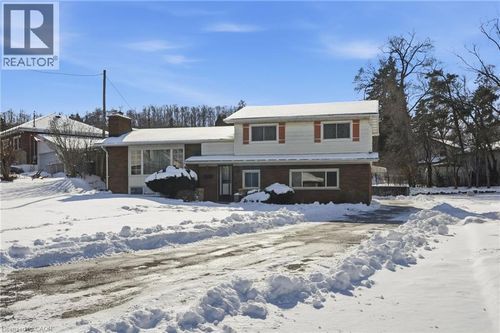 11 Robb Ave, Stoney Creek, ON, L8G1N7 | Card Image