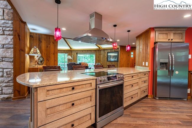 103 Raven Rd, House other with 3 bedrooms, 2 bathrooms and null parking in Beech Mountain NC | Image 17