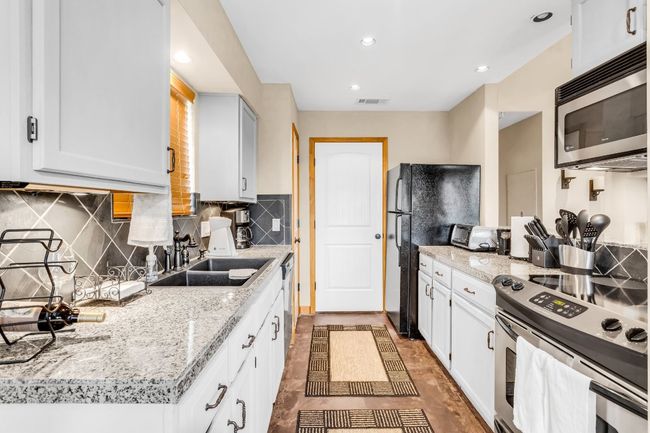 APT-305 - 1406 Windsor Rd, Condo with 2 bedrooms, 2 bathrooms and 2 parking in Austin TX | Image 12