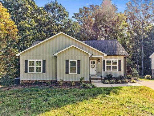 1206 Deerfield Dr, Reidsville, NC, 27320-8353 | Card Image