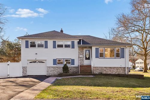 8 Hall Rd, Paramus, NJ, 07652-2119 | Card Image