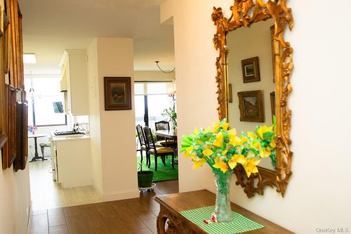 apt-19v-27110 Grand Central Pkwy, Floral Park, NY, 11005-1219 | Card Image