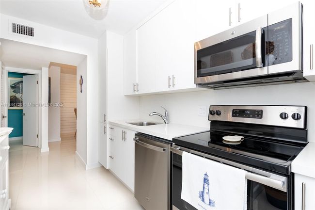 APT-5B - 77 Crandon Blvd, Condo with 1 bedrooms, 2 bathrooms and null parking in Key Biscayne FL | Image 23